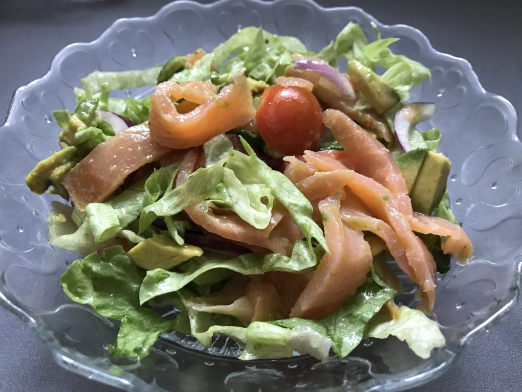 Салат с лососем и авокадо _