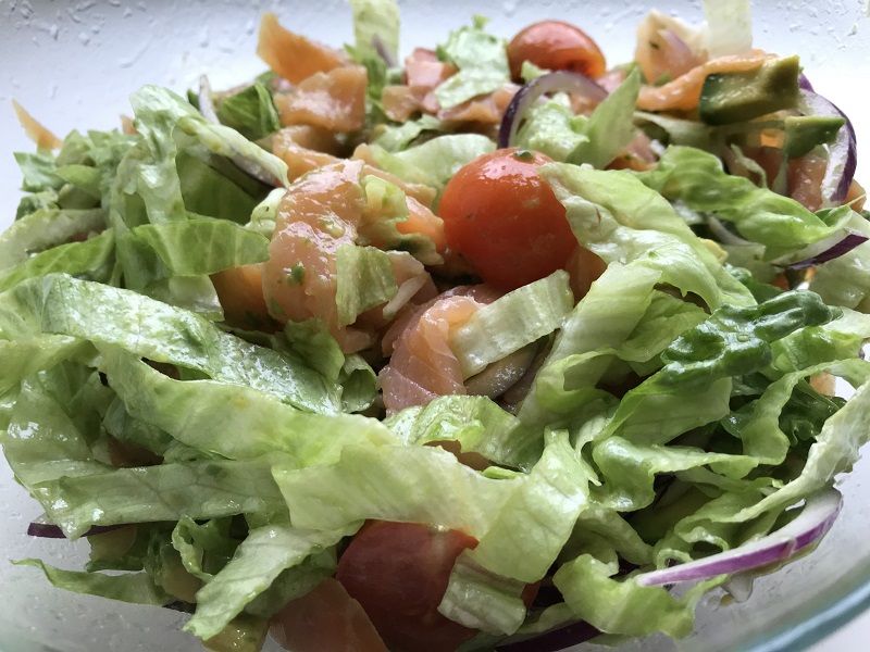 Салат с лососем и авокадо _6